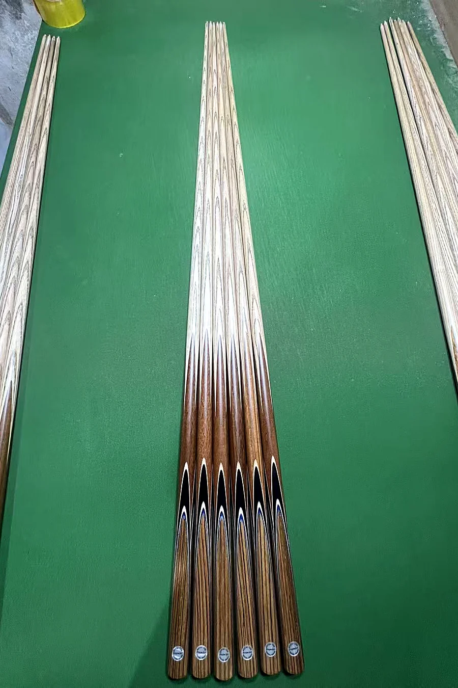 Nogal y zebrano 3/4 — Culatín de nogal con empalme frontal de zebrano y filetes de arce